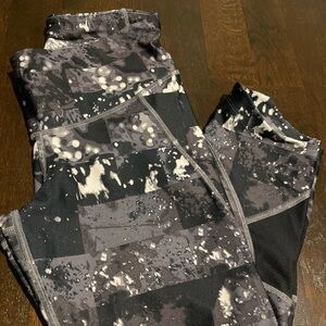 Under Armour Black and Gray Patterned Leggings Compression Heatgear Medium
